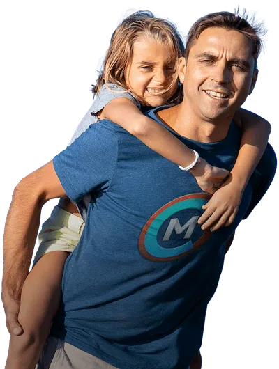 Pai com a filha às costas