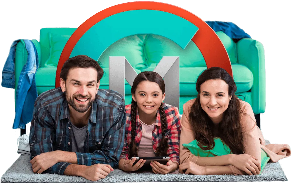 familia com sofa e logo compare o mercado